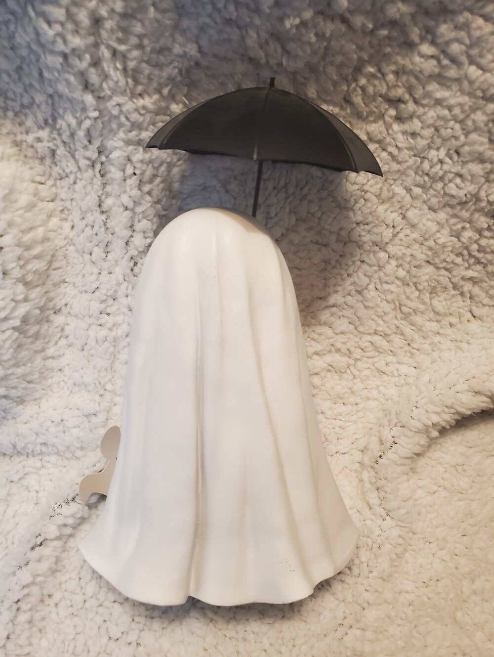 VIRAL HALLOWEEN GHOST WITH BLACK CAT UNDERNEATH UMBRELLA FIGURINE 12"H - Picture 6 of 8
